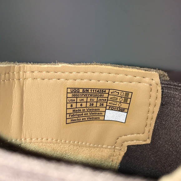 UGG Emmeth Women's Chelsea Boot - Picture 9 of 10